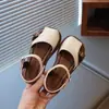Sandalias para niña de punta cerrada verano 2025 nuevos zapatos para niños zapatos de princesa para niña pequeña suela suave casual zapatos para bebé a la moda