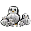 Conjunto de Bonecas Russas Matrioscas de 10 Peças Design de Pinguim Pintado à Mão Apresentando Arte Colorida e Detalhada Feito de Madeira de Tília de Alta Qualidade Perfeito para Presentes Infantis Decoração de Casa e Colecionismo