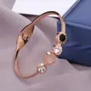 Moda Europeia e Americana Bracelete de Aço Titânio Incrustado com Concha de Fritillaria Preto e Branco Numerais Romanos Bracelete de Temperamento Simples Feminino Atacado