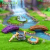 Paisaje en miniatura, diorama de resina estilo vintage con un faro del Lago Oeste, un pozo, un estanque, un pequeño puente, agua corriente y un prado.