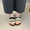 Pantuflas peludas de suela gruesa con hebilla de metal de moda para mujer, 2026 cálidas de algodón de una tira abiertas versátiles para exteriores