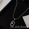 Collar minimalista con colgante cuadrado único y diseño hueco irregular, cadena larga de acero de titanio no descolorante de nicho para suéter