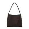 Bolso de axila de nicho de alta gama para mujer 2026 Nuevo Verano Súper Caliente Exquisito Bolso tipo cubo de un solo hombro para axila