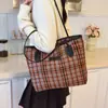 2025 Nuevo Bolso de Hombro de Felpa a Cuadros de Gran Capacidad para Mujer para Viajes de Otoño e Invierno Bolso de Tela Retro de Moda para Mujer