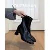 Botas Slim Novo Estilo 2025 Estilo Britânico Retrô Outono e Inverno Bico Quadrado Salto Alto Botas Curtas Botas Botas Curtas Femininas Salto Grosso