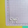 Corbata de lazo plateada galvanizada Corbata de lazo Flor de amor Funda para teléfono móvil Agujero de bolsa Zapatos Pinza para el pelo Cadena Accesorios para zapatos