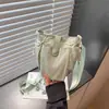 Bolso tipo cubo casual transfronterizo para mujer, nuevo bolso tote diario de gran capacidad para estudiantes, versátil bolso de hombro y cruzado para el trabajo