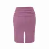 Este conjunto elegante e sedutor apresenta um design que abraça o corpo, acentuando suas curvas.. É um conjunto de três peças para mulheres, perfeito para o outono, composto por um top de tricô com gola alta parcial, uma saia de comprimento médio e um cardigã.