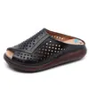 Zapatillas versátiles para mujer para exteriores 2026 nuevas sandalias planas de verano antideslizantes de suela suave para madres de mediana edad