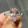 Joias Mais Vendidas Europeias e Americanas Anel Simples de Zircônia Rosa em Forma de Gota d'Água e Pera Anel de Banquete de Alta Classe para Casamento Feminino R7729
