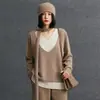 Novo suéter feminino de outono e inverno, puro cashmere, modelagem solta, emagrecedor, com blocos de cor, falso duas peças, gola V, versátil, para usar como base