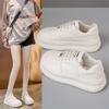 Sapatos brancos versáteis de sola grossa para mulheres 2024 Novos sapatos femininos respiráveis de verão com saia Sapatos populares Tênis aumentados