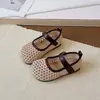 Verano 2026 Nuevo Estilo Zapatos de Princesa Huecos Transpirables para Niñas Sandalias Casuales de Moda Diarias Zuecos Trendy