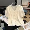 Camisa Feminina Curta Bordada com Renda, Decote V Vazado, Manga Curta, Estilo Delicado, Primavera 2026, Top Curto de Botão Único
