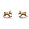 Brincos de Cavalo do Ano Novo com Cravação de Diamantes em Metal e Madeira para Mulheres, Brincos Modernos, Simples e com Design Único Atacado