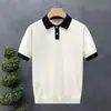 Elegante suéter de punto con bloques de color y cuello alto de manga corta, una nueva colección de verano de una marca de moda, con un top de punto fresco y atrevido para hombre