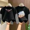 Camiseta de Manga Longa para Meninas Estilo Primavera/Outono 2026 Nova Camada de Base Estilosa para Crianças Top de Algodão Puro Top Falso Duas Peças