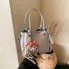 2026 Nova Bolsa de Balde de Mão com Design de Nicho para Mulheres, Bolsa de Ombro Fofa para o Dia a Dia, Bolsa Pequena Transversal Elegante e Simples