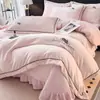 Juego de colcha de terciopelo de leche bordado engrosado, de cuatro piezas, para otoño e invierno, sábanas cálidas, funda de edredón y sábana bajera, creando una experiencia de ropa de cama lujosa y cómoda en el hogar.
