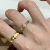 Anel Quadrado de Diamante Estilo Livro Vermelho da Moda Princesa Fugitiva para Mulheres, Anel Novo Estilo Palácio Dourado Vintage com Borda de Contas Escovadas Chinês