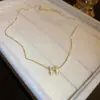 Lujo Ligero Nicho Moda Versátil Colgante Gama Alta Cadena para Clavícula de Nácar Diseño de Nicho Collar con Letra Fabricante Venta al por Mayor