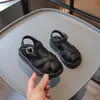 Sandálias Infantis 2026 Novidades de Verão Crianças Vazadas Tecidas Fechadas na Ponta Sapatos de Praia Meninas Pequenas Estilo Princesa Sandálias Romanas