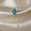 Anillo de Zirconia Azul Cielo de Lujo Ligero Gama Alta para Mujer Fresco Sencillo Fideos de Huevo Diseño Elegante Anillo Versátil Gama Alta