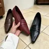 Sapatos scarpin femininos rasos de couro macio com bico quadrado retrô, novidade outono 2026, estilo britânico versátil, salto baixo, sem cadarço