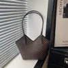 Bolsa de mano de textura de alta calidad al por mayor, bolsa tipo cubo para mujer 2026 Verano Nuevo Cuadros Lujo Ligero Bolso de hombro Bolso para el trabajo Bolso de axila
