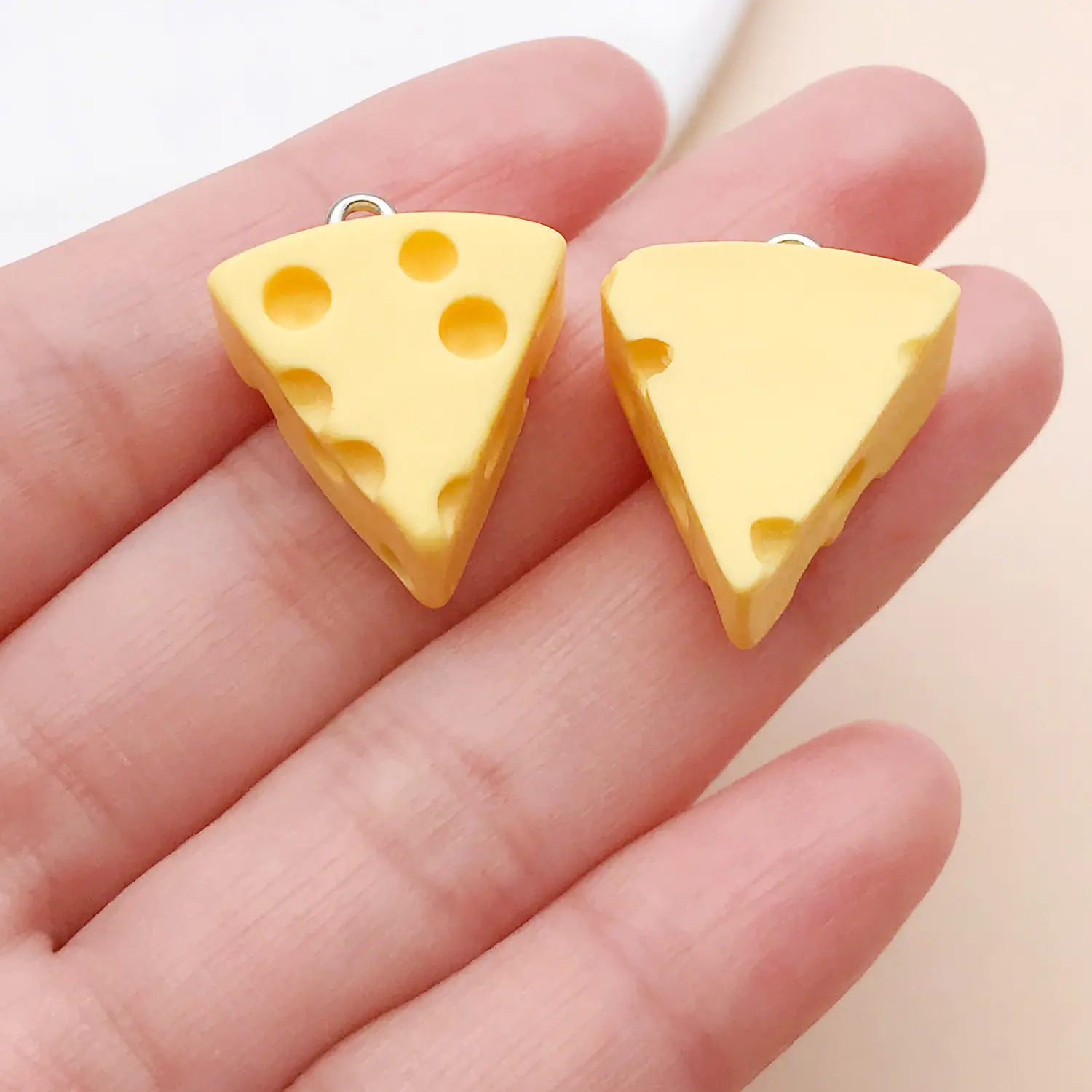 24651-P-黄色树脂食物食玩三角奶酪22x18x11mm