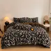 Conjunto de quatro peças em pele de coelho grau A, apresentando a cor Melard, edredom de alta densidade, forrado com fleece e espesso, juntamente com um conjunto de três peças em veludo de leite para aquecimento e um lençol com elástico