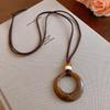Collar Colgante Redondo de Resina Estilo Étnico con un Diseño Único, Cadena para Suéter de Nicho, Accesorio de Cuello Versátil de Moda de Lujo Ligero para Mujer