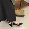 Scarpins rasos de camurça estilo coreano com bico fino e fivela de metal com elos de corrente para mulheres, novos 2025 primavera/outono versáteis de salto grosso sapatos de vovó