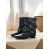 Primer encuentro: Botas retro de punta, que realzan la altura, elegantes, con hebilla de cinturón y tacón grueso, perfectas para un look de vaquero occidental.