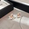 Aretes de Flor de Goteo de Aceite de Aguja Plateada, Simples y Elegantes, Modernos y Versátiles, Lujo Ligero, Sensación de Alta Gama, Diseño Único