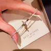 Pulsera con colgante de cruz de circonita cúbica chapada en oro de 18k, una pulsera lujosa y elegante de estilo vintage que complementa cualquier atuendo