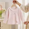 Camiseta Versátil Linda para Niñas de Primavera y Otoño 2026 Nueva Moda Camiseta Básica de Manga Larga para Bebé con Bordado de Encaje y Diseño de Conejo