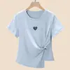 Camiseta Curta de Cintura Marcada para Mulheres, Novo Estilo Verão 2026, Design Casual com Torção, Top Irregular com Bordado de Lantejoulas