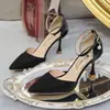 Sapatos de casamento vermelhos femininos com design de tira única, novo estilo 2026, bico fino, salto agulha, sexy e estilosos, sandálias de bico fechado, sapatos femininos de tira única