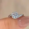 Anel de Prata de Lei S925 com Aro Torcido de Floco de Neve e Moissanita, Anel Clássico com Seis Garras Microcravejado, Joia Elegante e Versátil para Mulheres