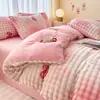Peluche de Conejo Engrosado Peluche de Leche Burbuja Grande Juego de Cuatro Piezas Otoño e Invierno Alto Gramaje Manta de Coral Funda de Edredón Faldón de Cama 4