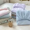 Saia de Cama Jacquard de Listras Simples, Gaze de Camada Dupla, Peça Única Antiderrapante, Cobertura de Cama Totalmente Fechada, Protetor de Colchão, Conjunto de Três Peças