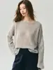 Suéter minimalista Campari de caimento relaxado, feito de seda e cashmere para mulheres, com decote de um ombro só e design de tricô solto e casual.