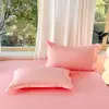 Un par de fundas de almohada de algodón lavado, cada una de 48 cm x 74 cm, adecuadas para camas individuales o dobles, en colores lisos