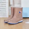 Botas de lluvia antideslizantes de moda para uso en exteriores, zapatos de goma para estudiantes, nuevas botas largas impermeables de moda para mujer, cómodas para damas