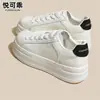 Zapatos blancos de moda para mujer, de cuero genuino, suela blanda, nuevos de otoño 2026, versátiles, suela gruesa, que aumentan la altura, zapatillas casuales