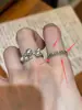 Anillo delgado hueco de café dorado vintage desgastado de nuevo lanzamiento de primavera con un toque de alta gama, accesorio de anillo abierto de perlas apilable