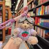 LLavero de peluche con forma de oso y gafas de sol rojas de Internet, bonito colgante para bolso escolar, joyería pequeña, llavero para coche, regalo al por mayor