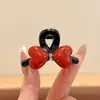 Elegante y minimalista pinza pequeña de tiburón color café para mujer, perfecta para peinar cabello corto, con un diseño de perla redonda de alta calidad, creando un look dulce y encantador