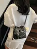 Bolso Pequeño Exquisito de Alta Apariencia de Moda para Mujer Modelo Nuevo 2026 Tela de Parches Estilo Nacional Bolso Cubo de Hombro Bolso Cruzado de Nicho